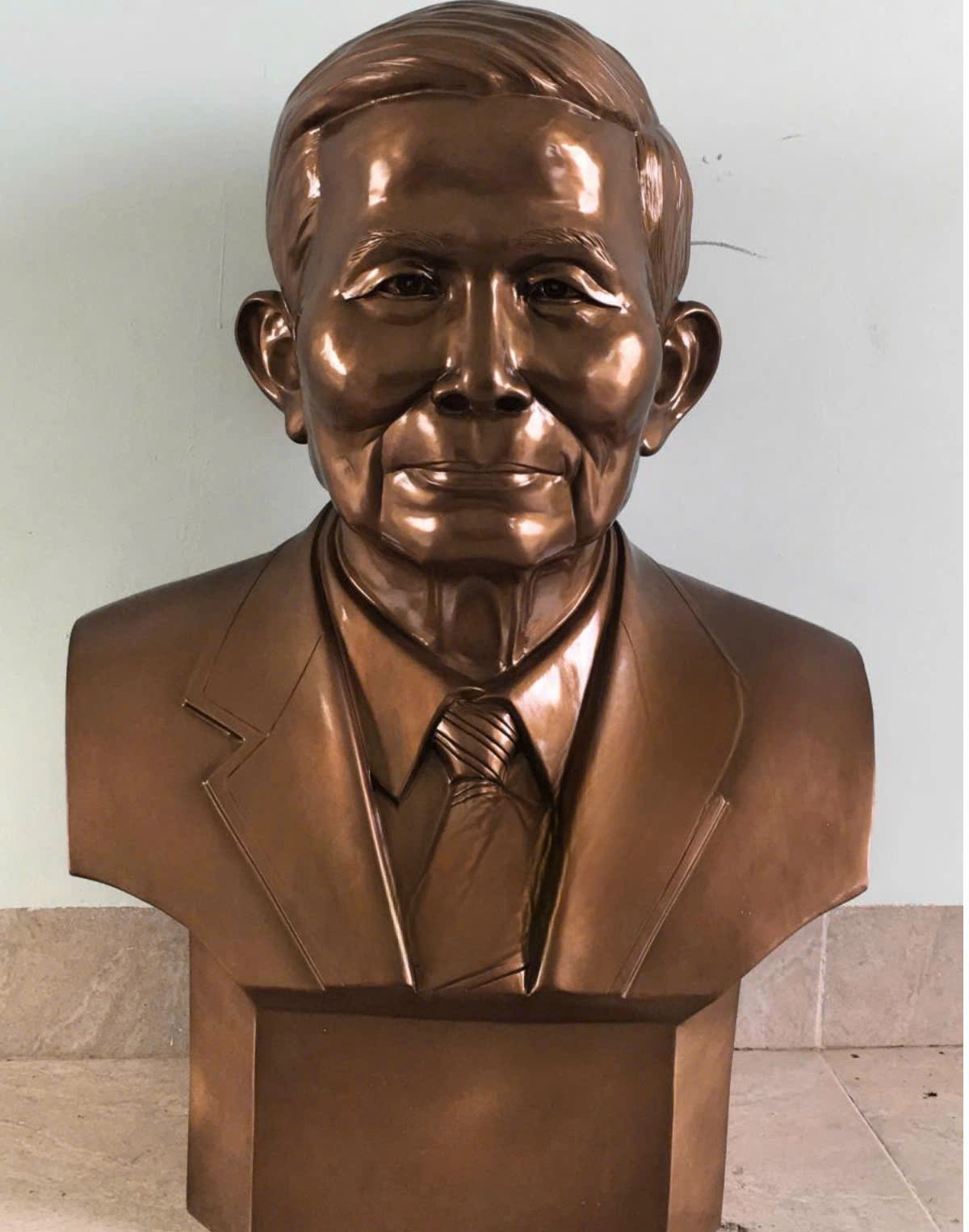 Đúc tượng chân dung bằng đồng từ ảnh phục chế